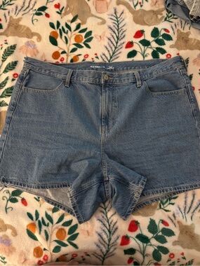 Old Navy Denim Jean Shorts in Medium Blue Wash